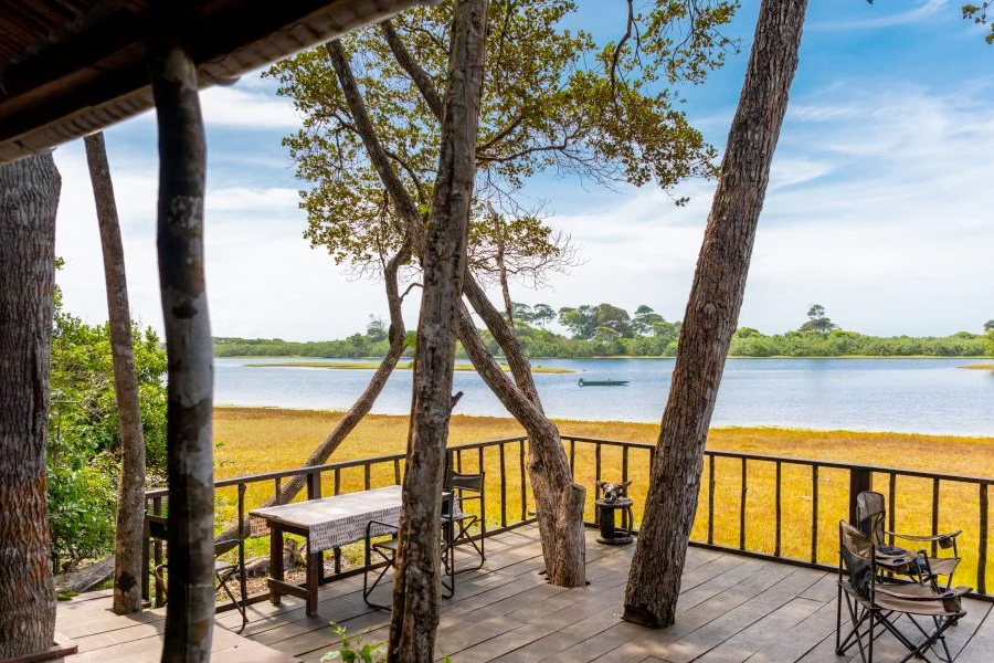 Lodge au cœur de la nature gabonaise face à une lagune