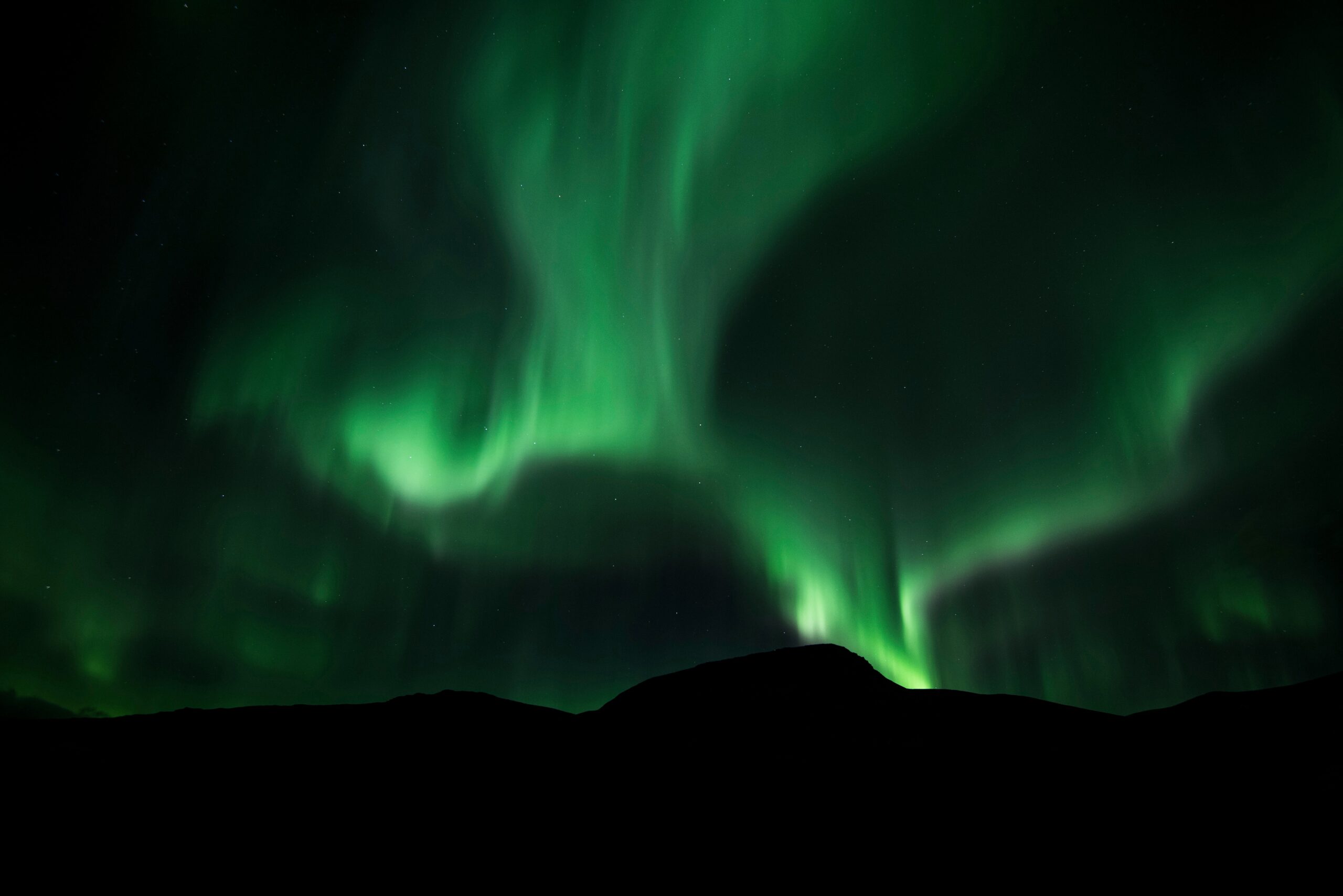 Aurore boréale au-dessus des paysages d’Islande
