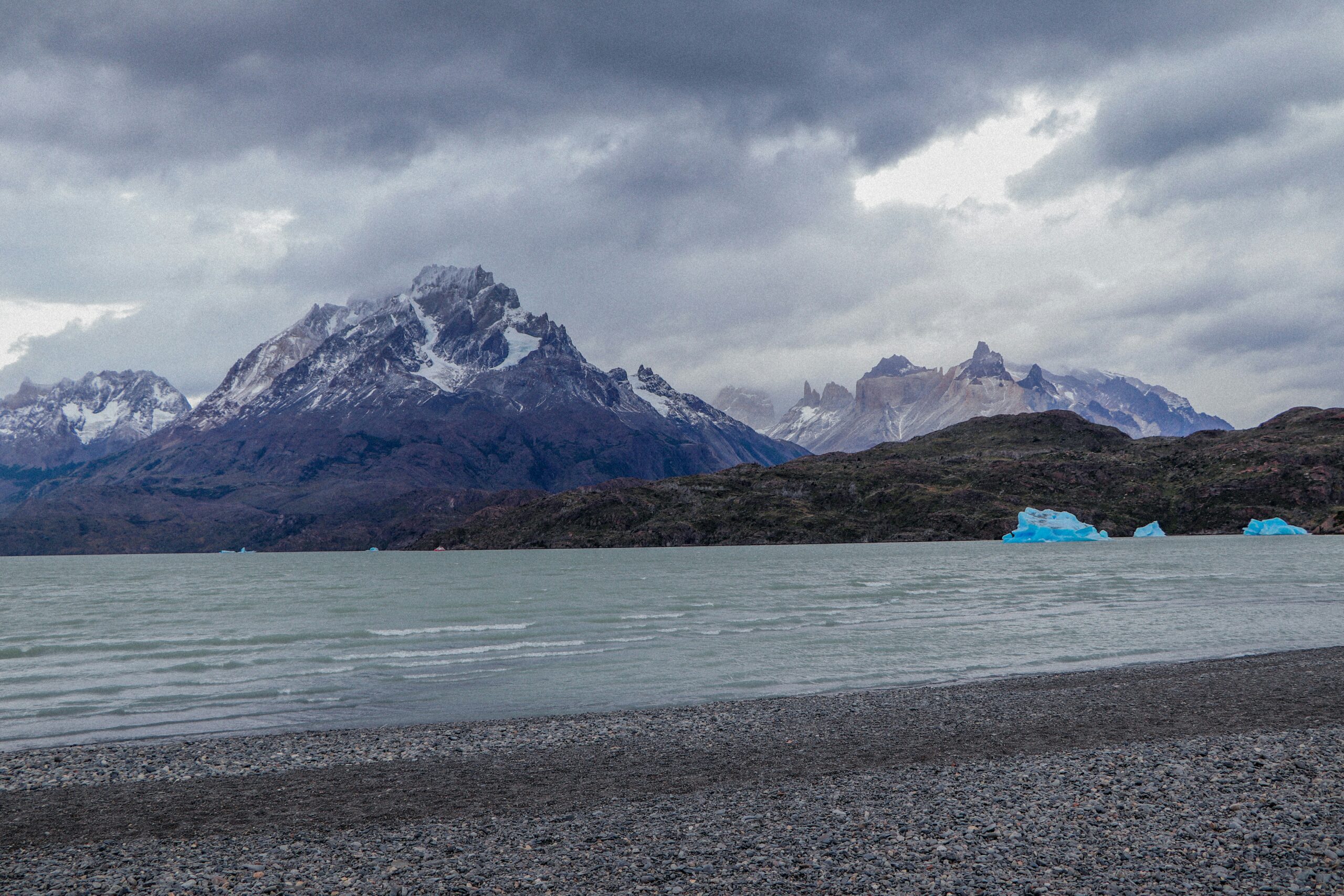 Lac et montagnes de Patagonie chilienne