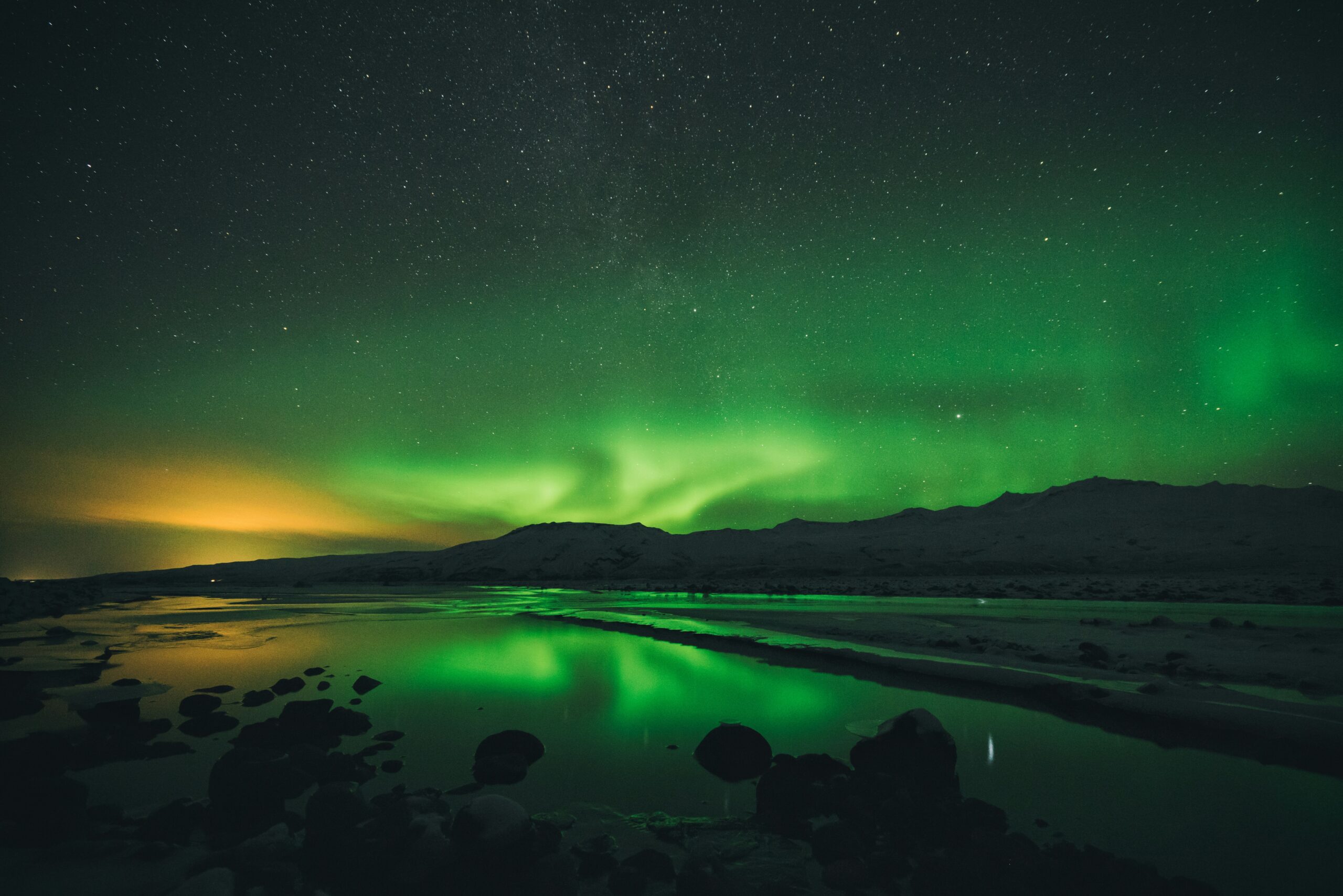 Aurores boréales dans le ciel islandais